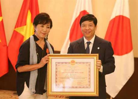 日本导演坂田雅子荣获越南国家主席友谊勋章。（图片来源：越通社）