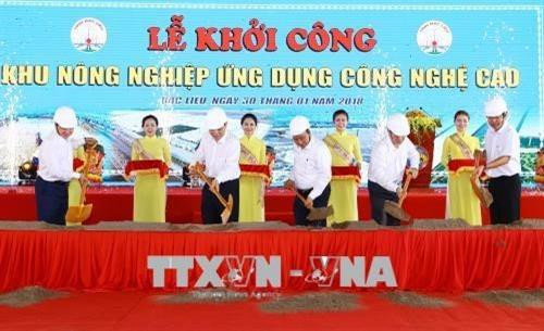 阮春福出席薄辽省虾类高科技农业区动工仪式。（图片来源：越通社）