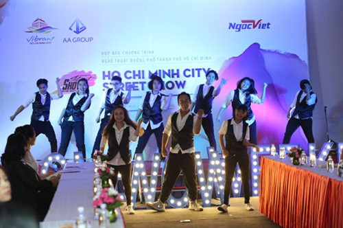 吹风会上的街头艺术表演节目之一(图片来源:互联网) 吹风会上的街头艺术表演节目之一(图片来源:互联网)