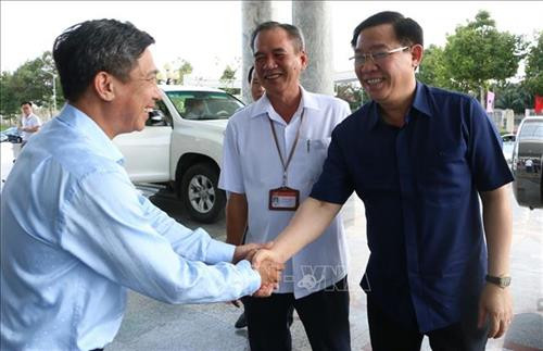 政府副总理王廷惠(右一)已来到后江省进行调研。图自越通社 政府副总理王廷惠(右一)已来到后江省进行调研。图自越通社