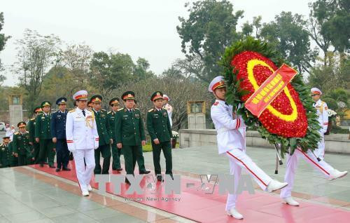 越南党和国家领导瞻仰胡志明主席陵并敬献花圈。（图片来源：越通社）
