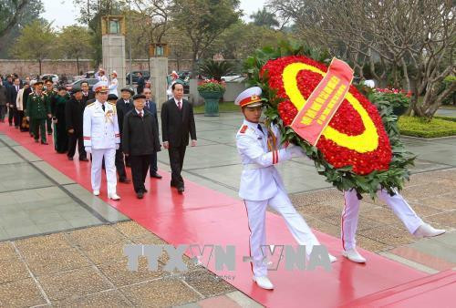 越南党和国家领导瞻仰胡志明主席陵并敬献花圈。（图片来源：越通社）
