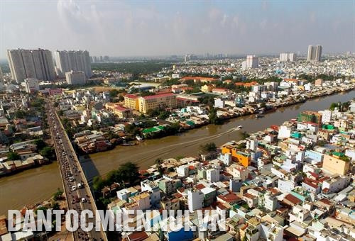 从第5郡正兴桥到第8郡的内沟河两岸居住着数千户居民。图：福青 摄