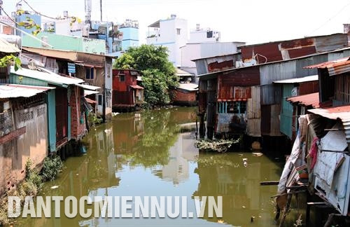 第8郡居民还习惯居住在内沟河两岸。图:清宇 第4郡内沟河两岸有很多 简陋 的住房。图:黄海 第8郡居民还习惯居住在内沟河两岸。图:清宇 第4郡内沟河两岸有很多 简陋 的住房。图:黄海