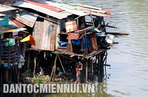 第8郡居民还习惯居住在内沟河两岸。图:清宇 第4郡内沟河两岸有很多 简陋 的住房。图:黄海 第8郡居民还习惯居住在内沟河两岸。图:清宇 第4郡内沟河两岸有很多 简陋 的住房。图:黄海