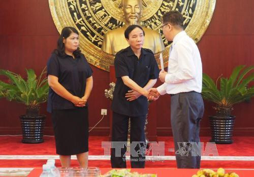 邓明魁向伤残军人和烈士亲属赠送慰问品。(图片来源:越通社) 邓明魁向伤残军人和烈士亲属赠送慰问品。(图片来源:越通社)