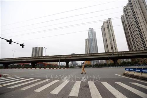 河内市实施增加社会距离措施期间街道安静，路上几乎没有人。图自越通社