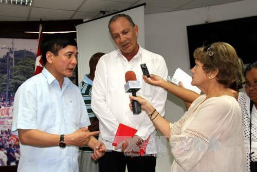 裴文强接受古巴劳动者中央工会机关报——古巴《劳动者报》（Trabajadores）记者采访。（图片来源：越通社）