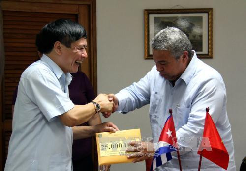 越南劳动总联合会主席向遭受台风厄玛严重影响的古巴劳动者赠送2.5万美元现金。（图片来源：越通社）