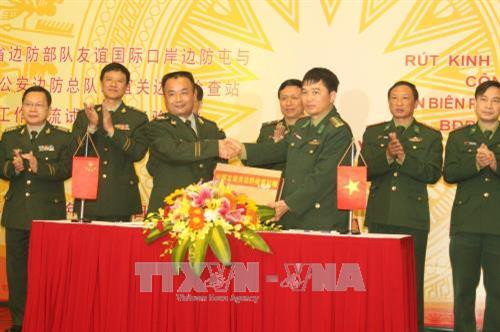 中国友谊关边防检查站向越南友谊国际边防屯赠送礼物。(图片来源:越通社) 中国友谊关边防检查站向越南友谊国际边防屯赠送礼物。(图片来源:越通社)