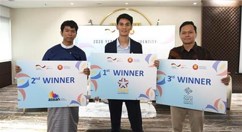 在题为“东盟本色对你有何意义”的东盟青年标志设计大赛中获得一等奖、二等奖和三等奖的作者。图自越通社 在题为“东盟本色对你有何意义”的东盟青年标志设计大赛中获得一等奖、二等奖和三等奖的作者。图自越通社