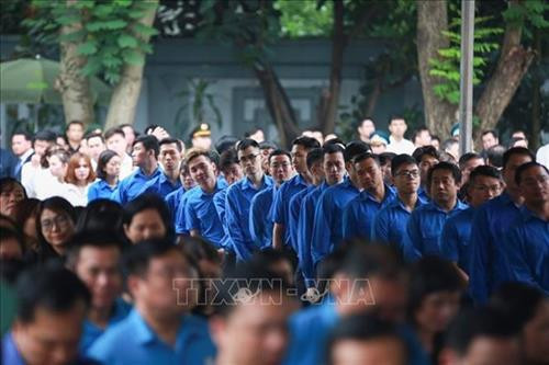 青年代表团前来吊唁黎德英大将。图自越通社