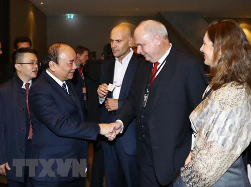 越南政府总理阮春福与世界跨国集团负责人进行对话 。图自越通社
