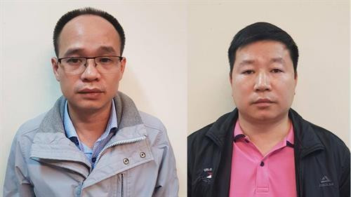 峙马口岸海关分局副局长周伯全(左)峙马口岸海关分局干部黄青山(右)。图自互联网 峙马口岸海关分局副局长周伯全(左)峙马口岸海关分局干部黄青山(右)。图自互联网
