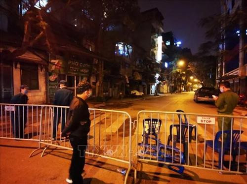 职能力量对患者住所附近地区进行封锁隔离。图自越通社