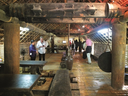 “长屋”是埃地族雕塑艺术展现的主要空间