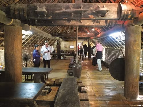 “长屋”是埃地族雕塑艺术展现的主要空间