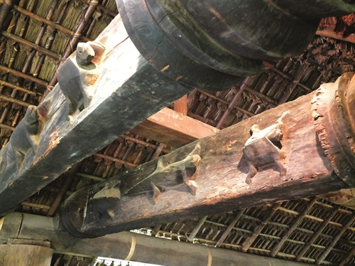 埃地族建筑工程上的雕塑花纹均模仿生活中熟悉常见的形象，如太阳、花卉、叶子、动物等。