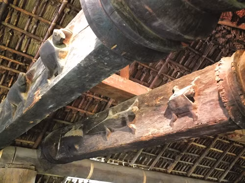 埃地族建筑工程上的雕塑花纹均模仿生活中熟悉常见的形象，如太阳、花卉、叶子、动物等。