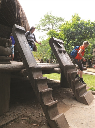 埃地族长屋楼梯上手工雕塑的图形