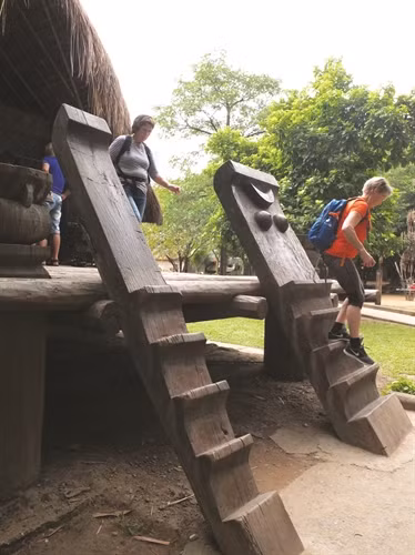 埃地族长屋楼梯上手工雕塑的图形