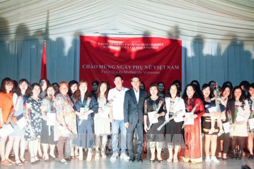驻莫桑比克大使阮文忠与旅莫越南妇女合影（图片来源：越通社）