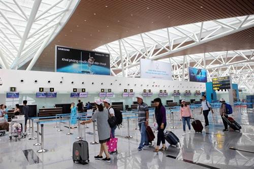 越南全国各航空港旅客客流量持续猛增。（图片来源：越通社）