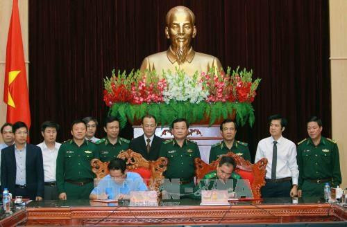 《海岛及边境地区对外新闻宣传报道合作备忘录（2017-2020年）》签字仪式。（图片来源：越通社）