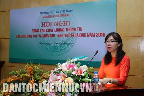 《民族与山区画报》代理副总编陈氏庆云在会上作报告。记者 黄河 摄