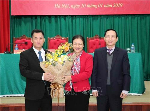 阮芳娥当选2013-2018年任期越南友好组织联合会主席一职。图自越通社