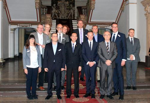 双方代表合影。（图片来源：越通社）