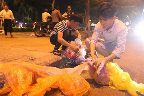 观看烟花比赛不忘清理垃圾 岘港市美丽形象日益提升。图自因特网