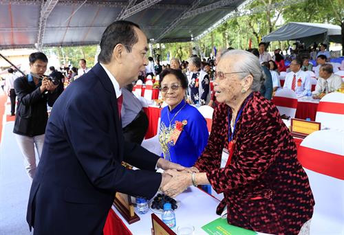 陈大光与参会代表。越通社记者 颜创 摄