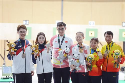 越南射击选手陈国强和黎氏灵芝以407.5分在10米气手枪男女混合团体赛中获得铜牌。图自越通社