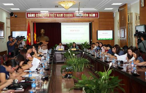 介绍2018年第三次中部各少数民族文化节的新闻发布会场景。图自越通社 介绍2018年第三次中部各少数民族文化节的新闻发布会场景。图自越通社