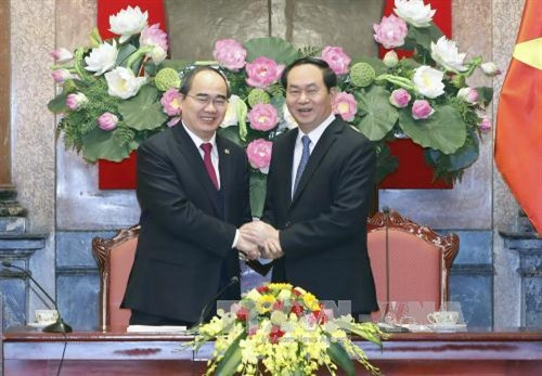 越南国家主席陈大光与越南祖国阵线中央委员会主席阮善仁共同主持会议（图片来源：越通社）