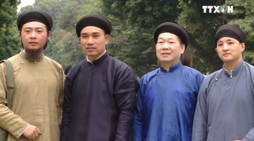 越南村亭俱乐部成员已积极展开传统五身奥戴推广活动。图自越通社 越南村亭俱乐部成员已积极展开传统五身奥戴推广活动。图自越通社