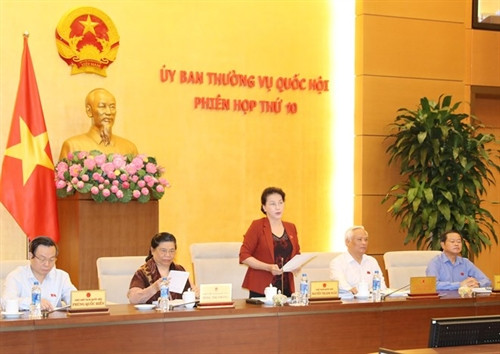 国会主席阮氏金银在会议上发表讲话。（图片来源：越通社）