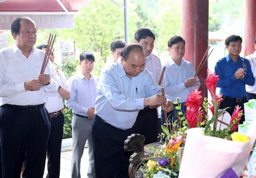 越南政府总理阮春福前往乂安省南坛县金莲村国家级特殊遗迹区进香。越通社记者 统一 摄