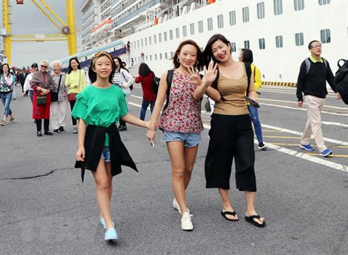 赴岘港旅游的游客。（图片来源：越通社）