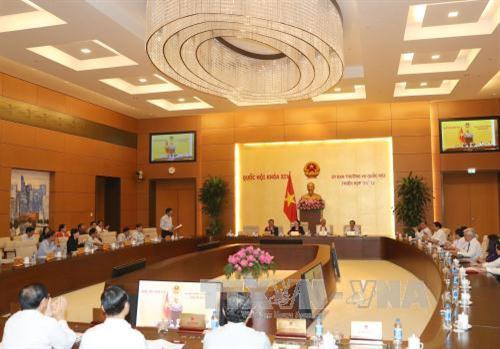 国会秘书长、国会办公室主任阮幸福作国会第三次会议成果总结报告（草案）。（图片来源：越通社）