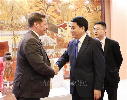 河内市人民委员会主席阮德钟会见英国首相特使爱德华·维泽。图自越通社
