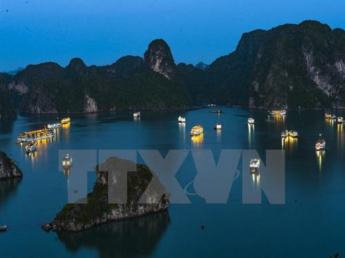 越南下龙湾美丽夜景。(图片来源:越通社) 越南下龙湾美丽夜景。(图片来源:越通社)
