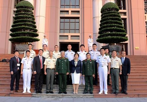 双方代表合影。(图片来源:越通社) 双方代表合影。(图片来源:越通社)