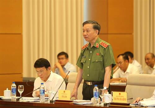 越南公安部长苏林在会议上发言 图自越通社