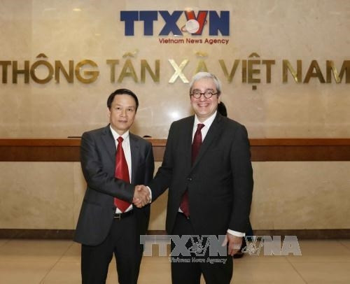 越通社社长阮德利会见法国新闻社首席执行官胡格。（图片来源：越通社）