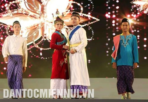 该活动已吸引中部以南、南部9各省市的近2000名艺人、歌手、演员和运动员参加。记者 范强 摄 安江省汉族同胞服装秀。记者 范强 摄