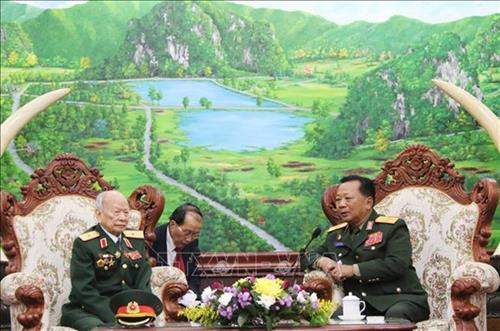 援老越南志愿军和专家代表团19日下午在万象获得老挝政治局委员、国防部部长占萨门·占雅拉大将接见。图自越通社