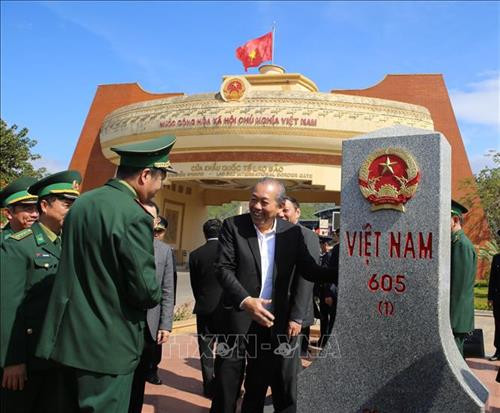 张和平探望了劳保国际口岸边防站指战员。图自越通社