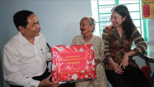 陈青敏春节前夕走访慰问安江省优抚对象。图自越通社